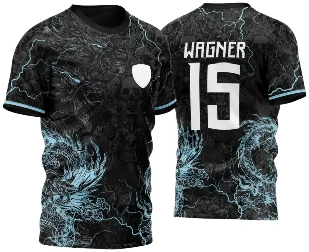 Camisa com estampa frontal preta, dragão azul claro e raios, escudo branco no peito; costas exibem nome WAGNER e número 15 em branco com dragão azul e raios ao fundo. Mangas pretas com faixa azul clara.