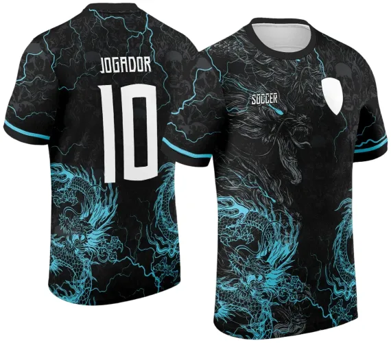 Camisa preta com dragão cinza e raios azuis na frente. Escudo branco e texto SOCCER à esquerda. Nas costas, dragão azul na parte inferior, nome JOGADOR e número 10 em branco no centro.