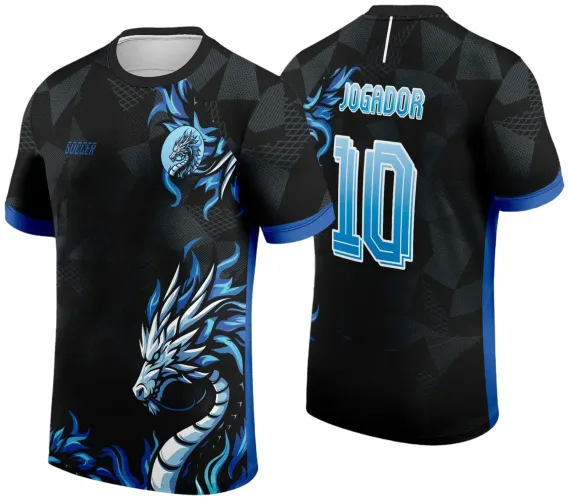 Camisa preta com fundo em padrão geométrico cinza, dragão azul e branco na frente, detalhes em azul nas mangas e laterais, costas com dragão parcial, nome JOGADOR e número 10 em azul de degradê claro para escuro.