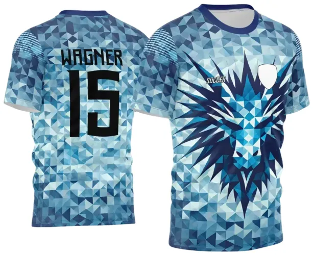 Camisa com frente que exibe dragão azul em arte poligonal sobre fundo mosaico azul, colarinho azul escuro e texto 'SOCCER'. Nas costas, padrão geométrico azul com nome 'WAGNER' e número '15' em preto.