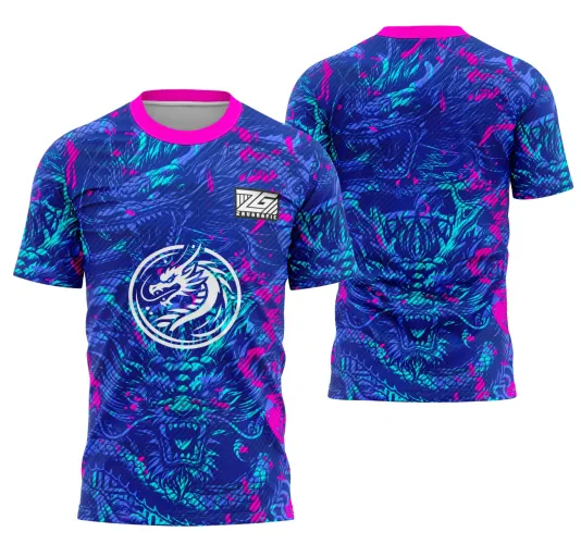 Camisa azul com gola rosa, dragão branco dentro de círculo na frente e logotipo ZG no peito, grande dragão em tons de azul e rosa nas costas, fundo com padrão de escamas e linhas, visual moderno e vibrante.