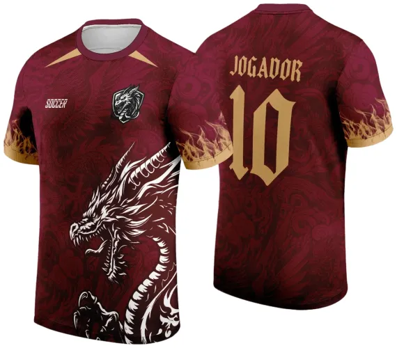 Camisa bordô com dragão branco grande na frente, fundo com padrão escuro, mangas com chamas amarelas. Escudo com cabeça de dragão preto e branco e texto branco SOCCER na frente. Nas costas, texto dourado JOGADOR e número 10.