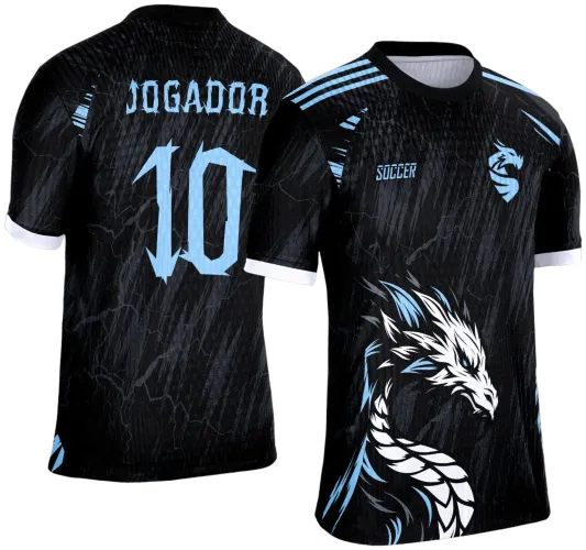 Camisa preta com dragão branco e azul na frente, logo de dragão e palavra SOCCER no peito, costas com texto JOGADOR e número 10 em azul claro, detalhes em azul e branco nas mangas e ombros