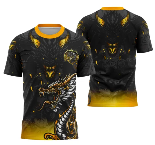 Camisa preta com gola amarela, dragão branco e dourado na frente com degradê amarelo na base e dragão negro com olhos amarelos nas costas, sem textos visíveis, ornamentos em tons escuros complementam o design.