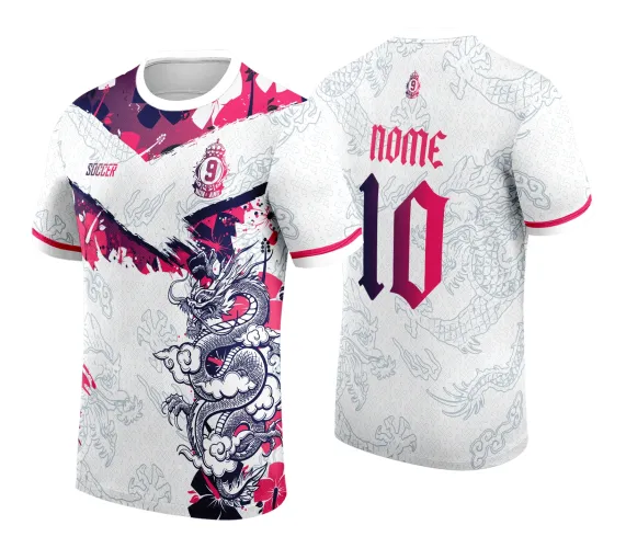 Camisa branca com dragão dominante na frente em preto e branco, detalhes vermelhos e azul escuro, escudo com número 9 e texto SOCCER; costas exibem o mesmo dragão em traços cinza, com grande número 10 em degradê vermelho e azul e texto NOME em vermelho.