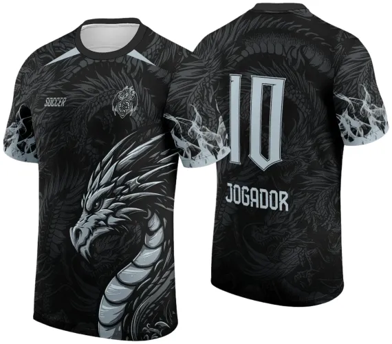 Camisa preta com dragão cinza detalhado na frente, fundo com padrão de dragões escuros, e manga cinza com efeito de fumaça. Costas exibem número 10 grande e o texto JOGADOR abaixo, com a mesma arte de dragão em fundo escuro.