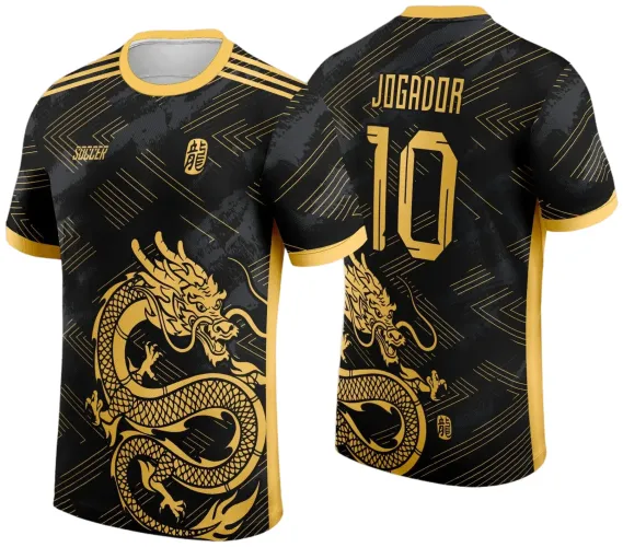 Camisa preta com grande dragão dourado na frente e costas, detalhes geométricos amarelo-dourados, gola e punhos amarelos, com textos 'SOCCER' na frente e 'JOGADOR 10' nas costas.