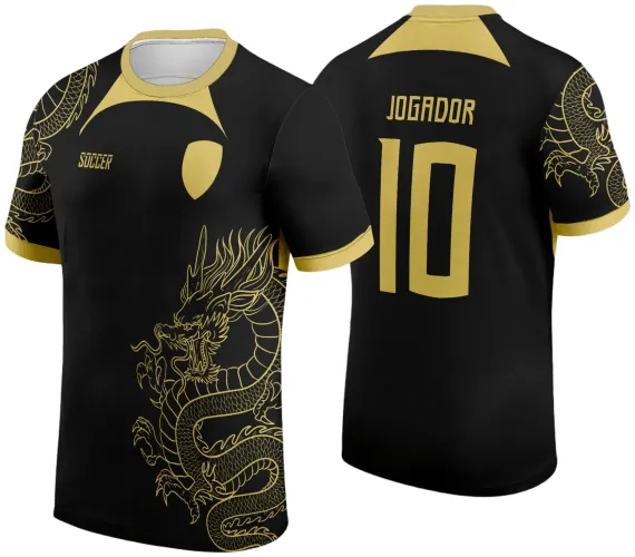 Camisa preta com gola e punhos dourados. Frente exibe dragão dourado contornado, escudo dourado e texto 'SOCCER'. Costas com número 10 e texto 'JOGADOR' em dourado, detalhes dourados no ombro e manga.