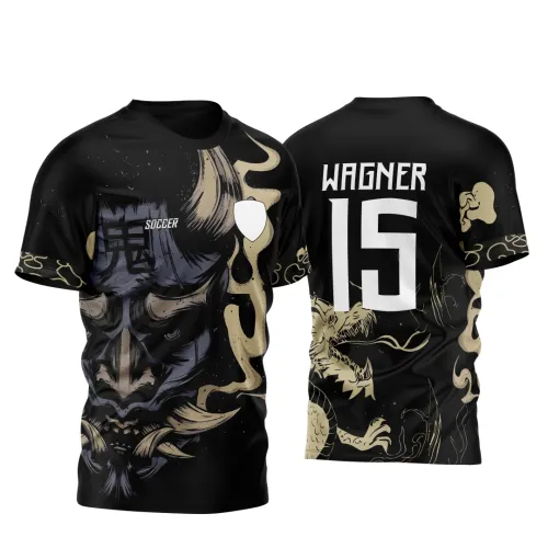 Camisa preta com arte frontal de máscara Oni em tons escuros e dourados, texto Soccer e escudo branco. Na parte de trás, dragão dourado agressivo, nome Wagner e número 15 em branco destacados.