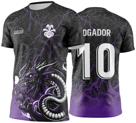 Camisa preta com degradê roxo na base, dragão hidra em preto e roxo detalhado na frente com escudo branco de três cabeças. Costas contam com nome 'JOGADOR' e número 10 em branco grande.