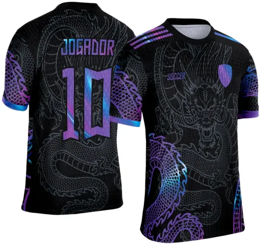 Camisa preta com dragão cinza escuro e detalhes roxo e azul holográfico nas mangas e costas. Frente com escudo e texto SOCCER, costas com nome JOGADOR e número 10 em degradê roxo e azul.