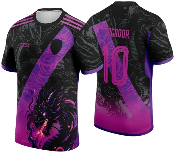 Camisa de futebol preta com dragão negro em destaque na frente e faixa diagonal roxa e rosa. Costas com a mesma faixa e número 10 em rosa, além do texto JOGADOR acima. Mangas e gola com detalhes em roxo.