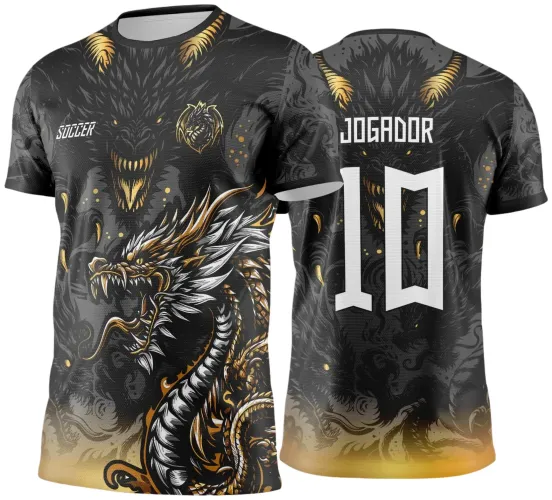 Camisa preta com dragão branco e dourado na frente em pose feroz, detalhes dourados e degradê amarelo na barra. Nas costas, dragão negro estilizado, nome JOGADOR e número 10 em branco.