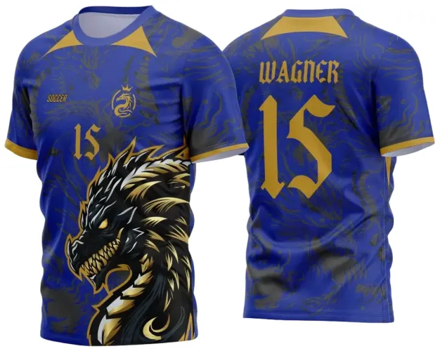 Camisa azul royal com dragão negro detalhado em dourado e branco na lateral direita, letras e números dourados na frente e costas junto com o nome Wagner, detalhe dourado no colarinho e mangas, padrão de dragão sutil no fundo.