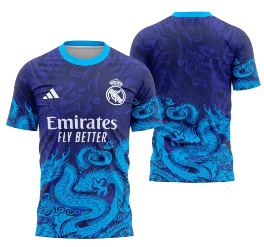 Camisa com fundo roxo e padrão de dragão azul detalhado, gola azul clara. Na frente, logo do Real Madrid, logo Adidas e texto Emirates FLY BETTER em branco, nas costas o dragão se destaca em azul claro com fundo roxo.