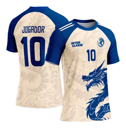 Camisa com mangas azul royal, corpo bege com dragão oriental azul na frente e número 10 azul, texto INTER CLASSE e escudo de dragão. Costas exibem grande número 10 azul com texto JOGADOR acima, fundo bege com textura suave.