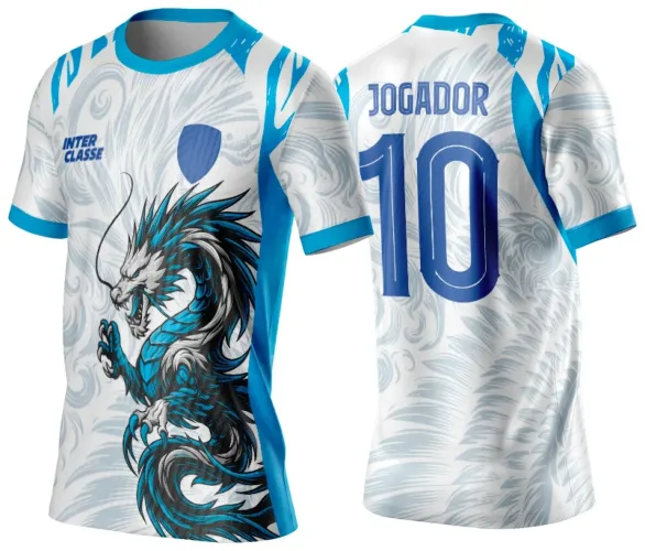 Camisa branca com dragão oriental azul e preto na frente, detalhes azuis no colarinho e mangas. Frente tem texto INTER CLASSE e escudo azul. Nas costas, número 10 azul e texto JOGADOR sobre fundo cinza claro com padrão abstrato.