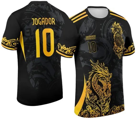 Camisa preta com dragão oriental dourado na frente, escudo dourado no peito, texto 'SOCCER' e número 10 na frente, costas pretas com nome 'JOGADOR' e número 10 em dourado, mangas com ornamentos dourados.