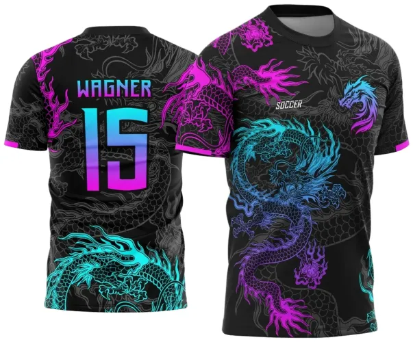 Camisa preta com dragão azul e roxo na frente e braço com detalhes em magenta, costas apresentam dragão, nome WAGNER e número 15 em degradê azul-roxo.