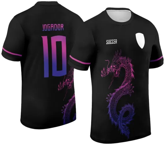 Camisa preta com dragão oriental degradê roxo e azul na frente e número 10 em rosa e azul nas costas, com texto 'SOCCER' e 'JOGADOR' em destaque