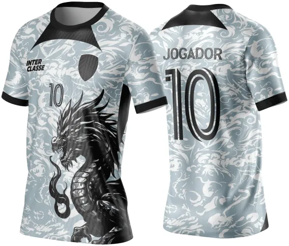 Camisa com frente em cinza claro e branco com figura de dragão oriental preto, número 10, texto INTER CLASSE e escudo preto; costas com nuvens brancas, número 10 e texto JOGADOR em preto, gola e mangas pretas