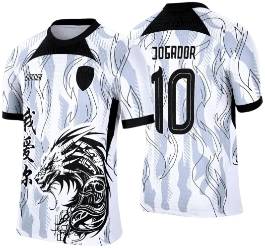 Camisa com arte de dragão oriental preto na frente sob fundo branco e cinza com listras e chamas estilizadas; costas exibem número 10 e texto JOGADOR em preto sobre o mesmo padrão de fundo.