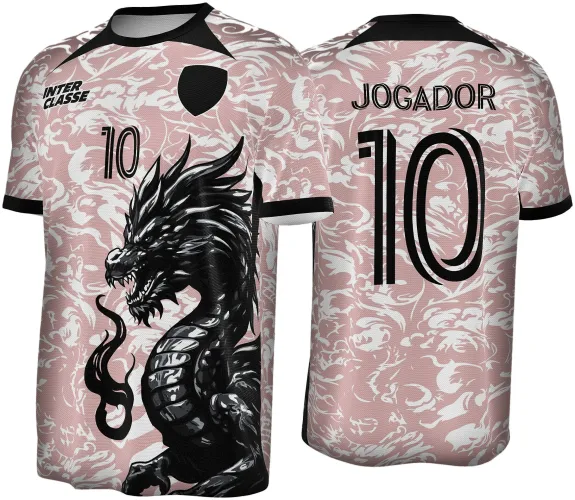 Camisa com dragão oriental preto em destaque na frente, fundo rosa com padrão branco, detalhes em preto nas bordas e textos INTER CLASSE e 10 na frente, JOGADOR e 10 nas costas.