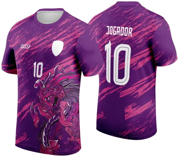 Camisa roxa com detalhes em rosa e figura de dragão oriental em destaque na frente, número 10 branco e escudo branco; nas costas, nome JOGADOR e número 10 em branco sobre o fundo com pinceladas rosas.