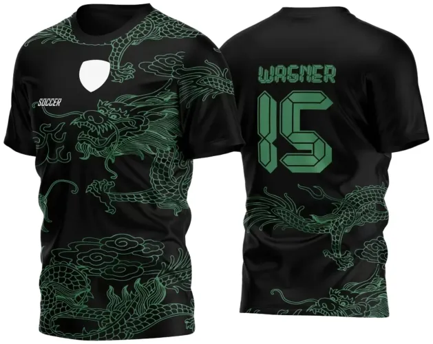 Camisa preta com grande dragão verde em linhas detalhadas na frente, escudo branco vazio e texto SOCCER. Nas costas, nome WAGNER e número 15 em verde geométrico, com o dragão continuando em verde no fundo.
