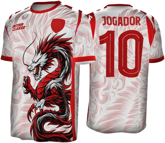 Camisa branca com detalhe de dragão oriental vermelho, branco e preto na frente, texto INTERCLASSE e escudo vermelho no peito, e nas costas texto JOGADOR com número 10 em vermelho sobre fundo de nuvens vermelhas.