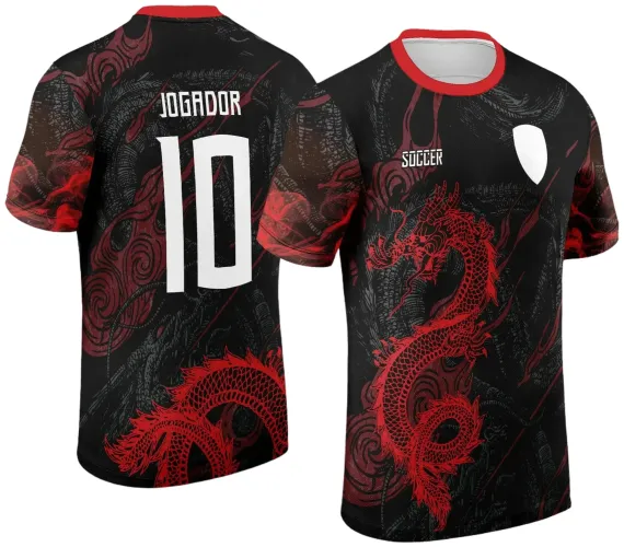 Camisa com dragão oriental vermelho em fundo preto, gola vermelha. Frente apresenta texto SOCCER e escudo branco, costas mostram nome JOGADOR e número 10 em branco, detalhes vermelhos nas mangas.