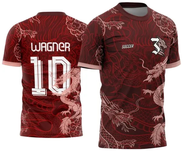 Camisa vermelha vinho com estampa de dragão oriental em tom claro na frente e costas; frente com texto 'SOCCER' e número 3 estilizado; costas exibem nome WAGNER e número 10 em branco grande.