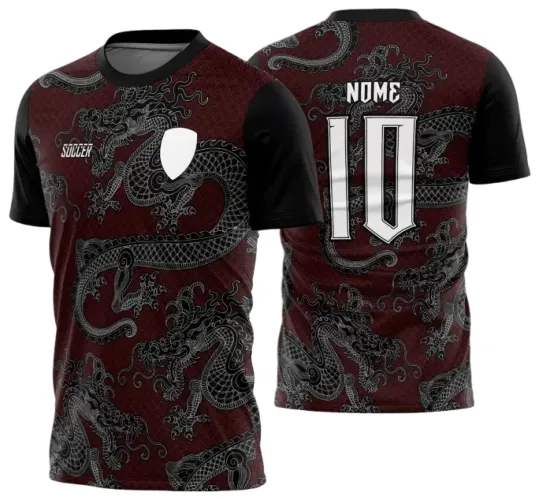 Camisa vinho com mangas pretas apresenta dragão oriental cinza na frente e costas. Frente tem escudo branco e texto SOCCER. Costas exibem nome NOME e número 10 em branco com contorno marcado.