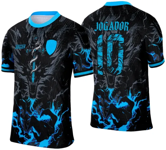 Camisa preta com dragão prateado envolvendo uma espada azul na frente, escudo azul e texto 'SOCCER'. Nas costas, número 10 azul com desenho de dragão e texto 'JOGADOR' na parte superior, mangas e gola em azul claro.