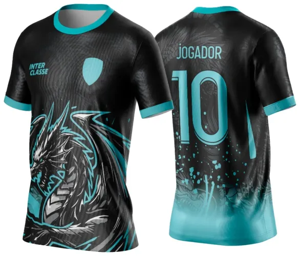 Camisa preta com dragão azul turquesa e branco na frente, detalhes turquesa na gola e mangas. Nas costas, nome JOGADOR e número 10 em turquesa sobre fundo preto que degrada para turquesa, com dragão em marca d'água.