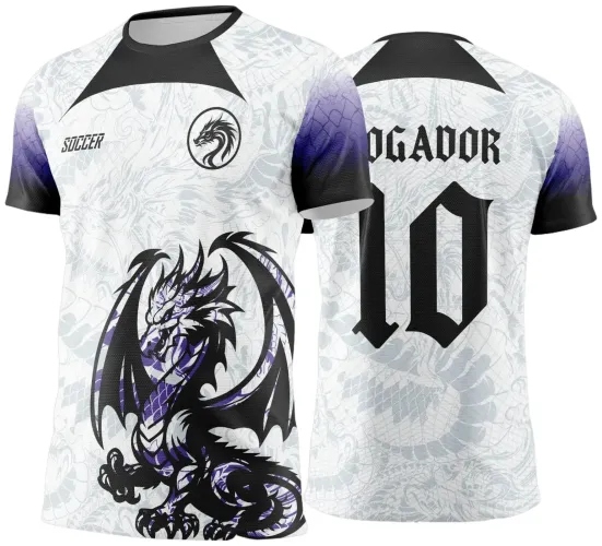 Camisa branca com dragão preto e roxo grande na frente, escudo circular com dragão no peito esquerdo, detalhes em degradê roxo nas mangas. Nas costas, número 10 e palavra JOGADOR em preto estilo gótico.
