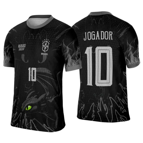 Camisa preta com dragão de olhos verdes na frente com número 10 branco e textos Interclasse Soccer e escudo CBF Brasil, nas costas texto Jogador e número 10 branco, detalhes de chamas cinza nas mangas e base, gola e punhos cinzas.