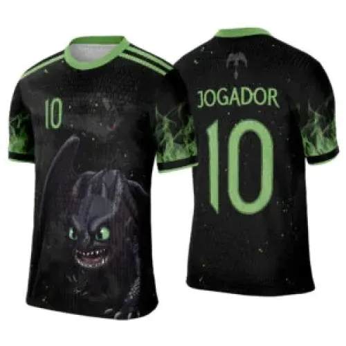 Camisa preta com dragão preto de olhos verdes na frente, número 10 em verde claro no peito, gola e detalhes verdes. Nas costas, texto JOGADOR acima do número 10 em verde, com chamas verdes nas mangas.