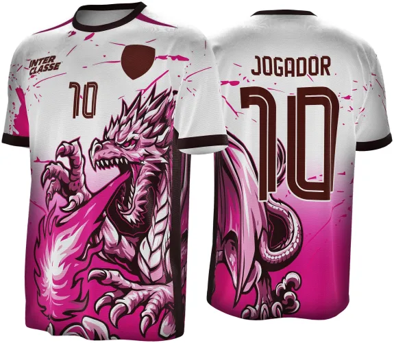 Camisa branca e rosa com dragão cuspindo fogo em pose agressiva na frente, fundo com respingos rosa, texto INTER CLASSE e número 10. Nas costas, texto JOGADOR e número 10 grandes em marrom, com degradê rosa no fundo.