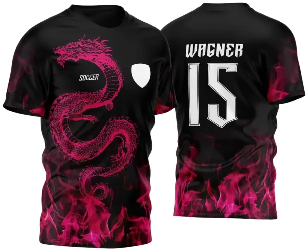 Camisa preta com dragão rosa detalhado na frente e chamas rosas na parte inferior. Na frente texto SOCCER e escudo branco. Costas com nome WAGNER e número 15 em branco. Chamas continuam em degradê rosa no verso.