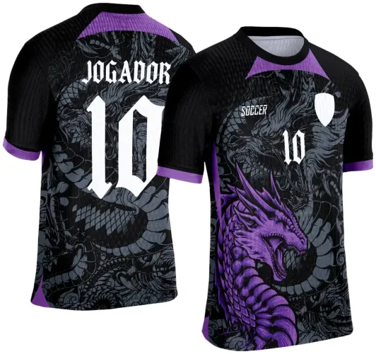 Camisa preta com detalhes roxos, dragão roxo vibrante rugindo na frente, fundo com dragões cinzas em tons escuros, escudo branco sem detalhes, número 10 e texto Soccer na frente; atrás, número 10 grande e 'Jogador' em branco.