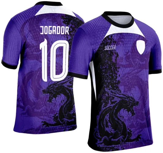 Camisa com frente roxa e preto, dragão preto na parte inferior, texto SOCCER no peito, costas roxas com dragão sutil em tons violetas, número 10 e texto JOGADOR em branco, gola e mangas com detalhes em preto e branco.