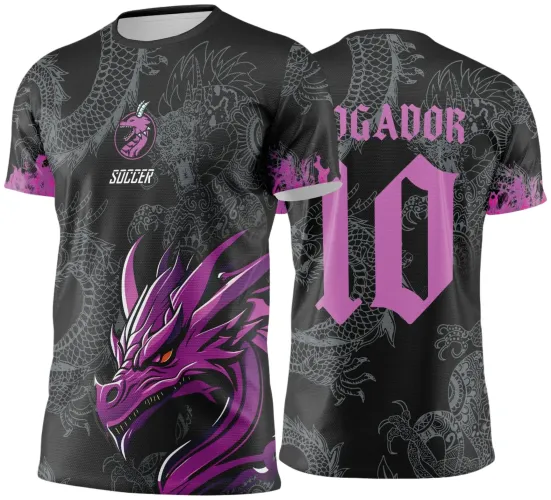 Camisa preta com dragões cinza ao fundo; frente mostra dragão roxo com olhos vermelhos e texto SOCCER. Nas costas, número 10 roxo e palavra JOGADOR em estilo gótico. Mangas têm detalhes de fogo roxo.