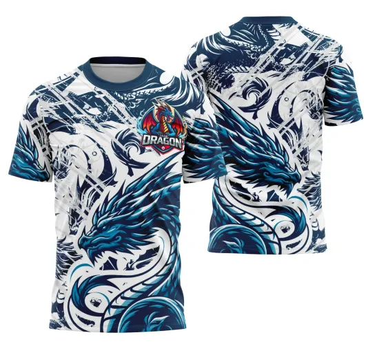 Camisa com frente estampada com escudo colorido com dragão vermelho e azul e texto TEAM DRAGON, e costas exibindo enorme dragão tribal azul sobre fundo branco com detalhes em azul escuro e cinza, mangas com padrão azul e branco.