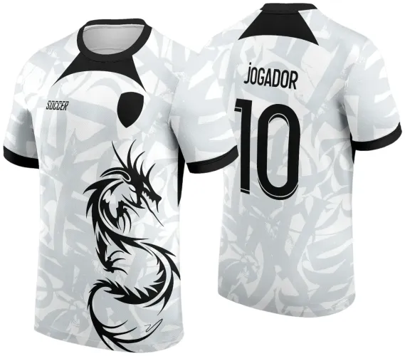 Camisa com fundo branco e cinza abstrato, dragão preto tribal na frente, gola e bordas das mangas pretas, escudo preto simples e texto 'SOCCER' na frente, costas exibindo o número 10 e o nome 'JOGADOR' em preto.