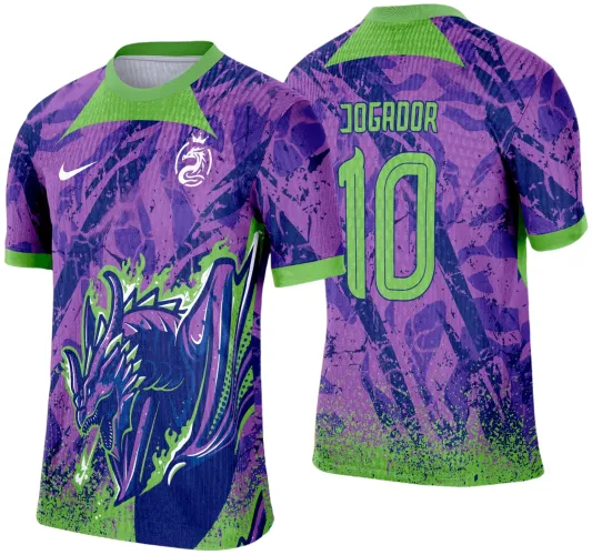 Camisa com dragão azul e verde na frente sobre fundo roxo com detalhes verdes, gola e punhos verdes, costas roxas com número 10 e texto JOGADOR em verde, decoração com efeito de respingos azuis.