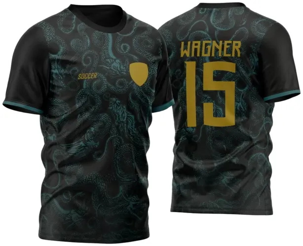 Camisa preta com padrão de dragões verdes na frente e costas, escudo dourado e texto 'SOCCER' na frente. Nas costas, nome 'WAGNER' e número '15' em dourado destacam-se sobre fundo com dragões.