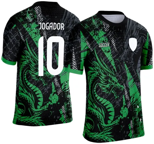 Camisa com dragão verde estilizado na frente com escudo branco e texto SOCCER, fundo preto com faixas verdes e detalhes brancos; nas costas, grande número 10 e texto JOGADOR em branco sobre o mesmo padrão.