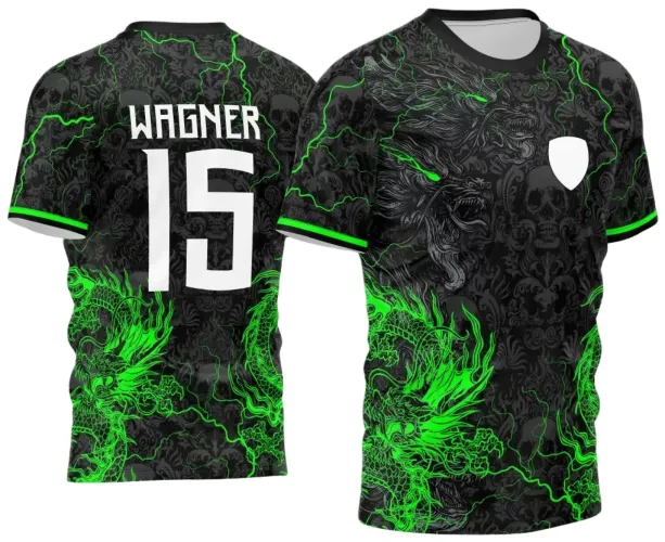 Camisa preta com estampa de dragão verde neon em chamas na frente, escudo branco no peito, fundo com caveiras em tons de cinza e raios verdes. Nas costas, nome WAGNER e número 15 em branco sobre mesmo fundo preto com detalhes em verde.