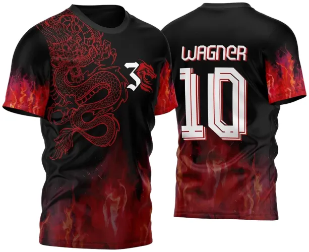 Camisa preta com dragão vermelho detalhado na frente e chamas vermelhas na parte inferior e nas mangas. Costas com nome WAGNER e número 10 em branco com sombra vermelha, tudo sobre fundo preto com chamas.